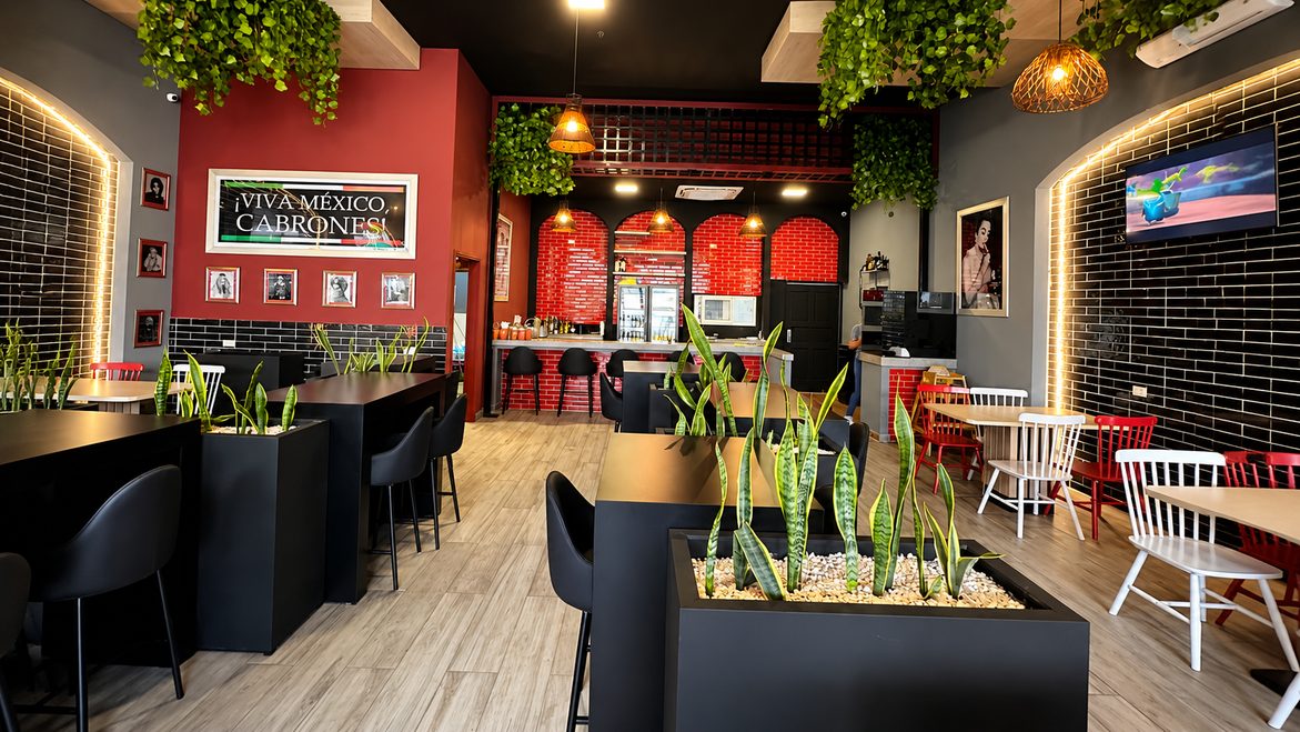 Interior de restaurante con mobiliario a la medida